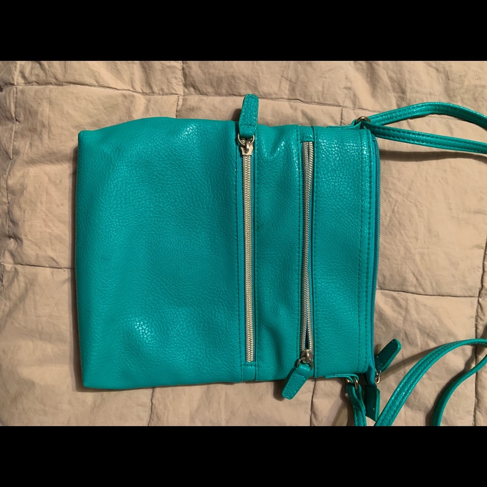 3/$20 EUC Green vegan leather crossbody bag with pockets, zippers, and storage.